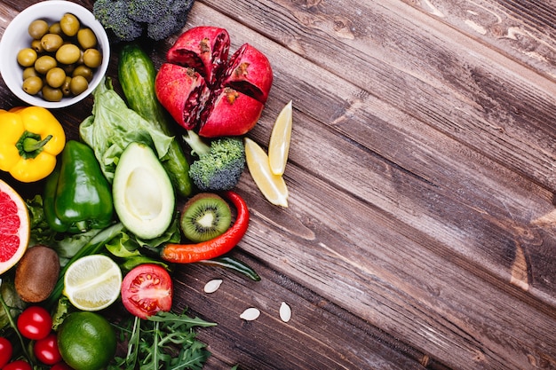 Frisches und gesundes Essen. Avocabo, Rosenkohl, Gurken, rote, gelbe und grüne Paprika