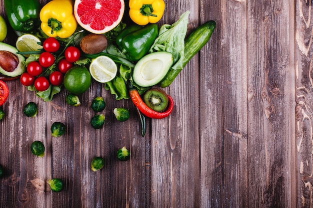 Kostenloses Foto frisches und gesundes essen. avocabo, rosenkohl, gurken, roter, gelber und grüner pfeffer