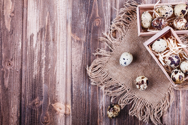 Frisches und gesundes Essen, Eiweiß. Wachteleier in der Holzkiste stehen auf der rustikalen Tabelle