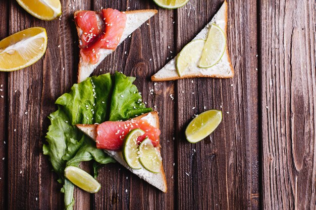 Frisches und gesundes Essen. Frühstück oder Mittagessen Ideen. Brot mit Käse, Avocado und Lachs