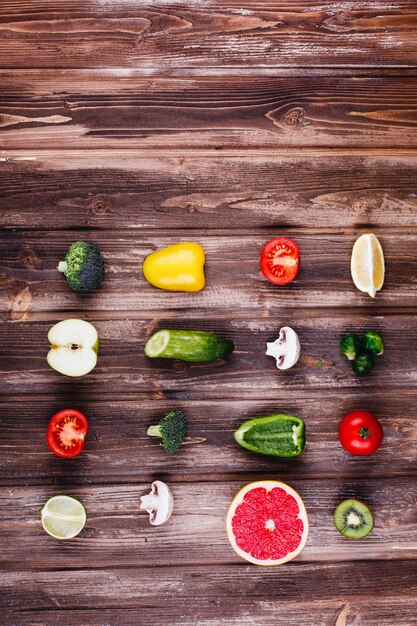 Frisches und gesundes Essen. Gelbe und grüne Paprika, Zitrone, Limette, Broccoli, Tomaten,