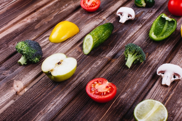 Frisches und gesundes Essen. Gelbe und grüne Paprika, Zitrone, Limette, Broccoli, Tomaten,