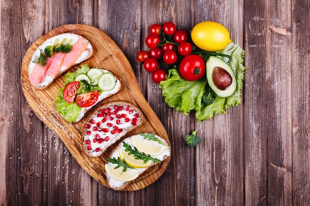 Frisches und gesundes Essen. Imbiss oder Mittagessen Ideen. Selbst gemachtes Brot mit Käse, Avocado