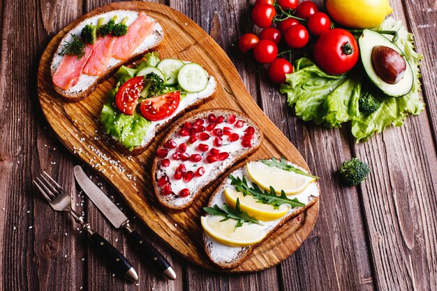 Frisches und gesundes Essen. Imbiss oder Mittagessen Ideen. Selbst gemachtes Brot mit Käse, Avocado