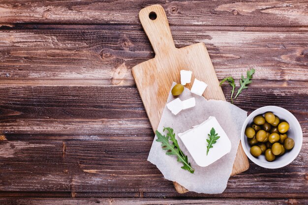 Frisches und gesundes Essen. Leckeres italienisches Abendessen. Frischer Käse serviert auf Holzbrett