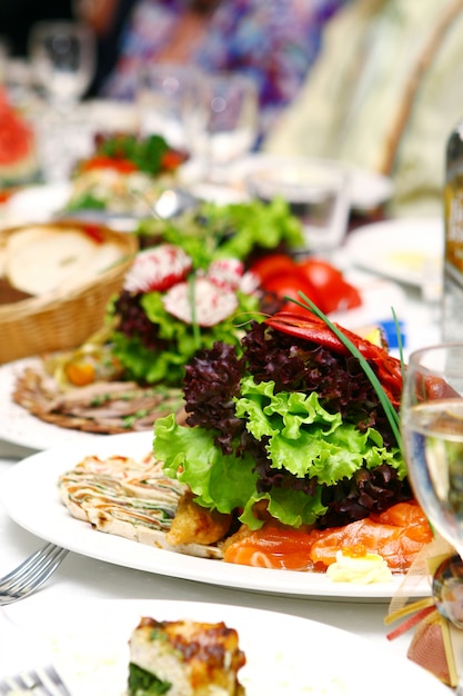 Frisches und leckeres Essen auf dem Tisch