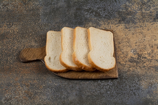 Frisches weiß geschnittenes Brot auf Holzbrett