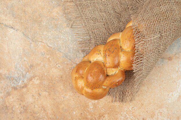 Frisches Weißbrot auf Sackleinen auf Marmoroberfläche