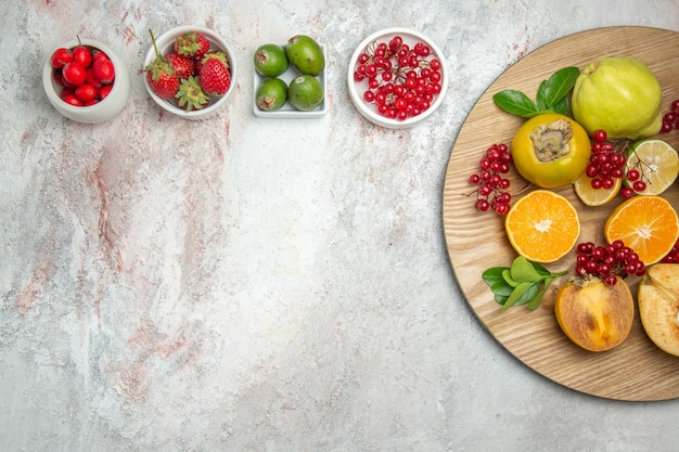 Frischfrüchte der Draufsichtfruchtzusammensetzung auf weißem Tisch