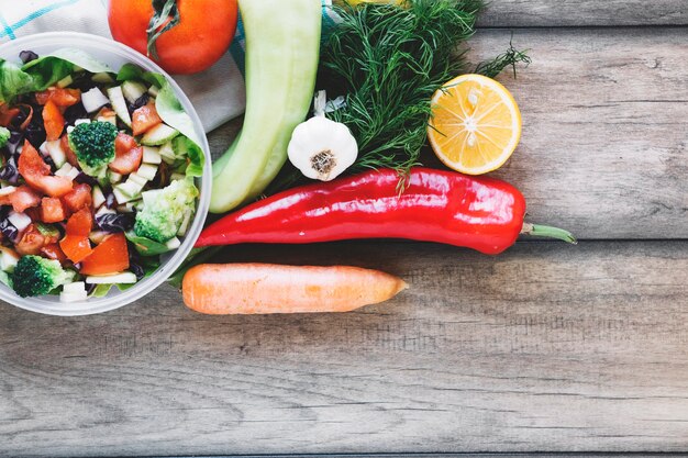 Frischgemüse in der Nähe von Salat