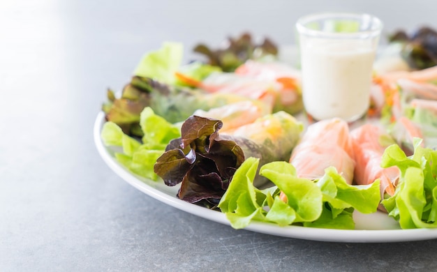 Frischgemüse Nudel Frühlingsrolle, Diätnahrung, sauberes Essen, Salat