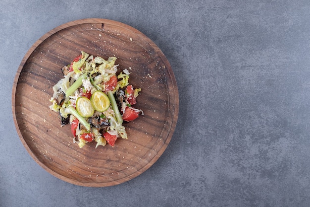 Frischgemüsesalat auf Holzplatte.