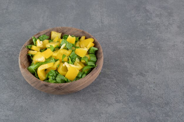 Frischgemüsesalat in Holzschale. Foto in hoher Qualität