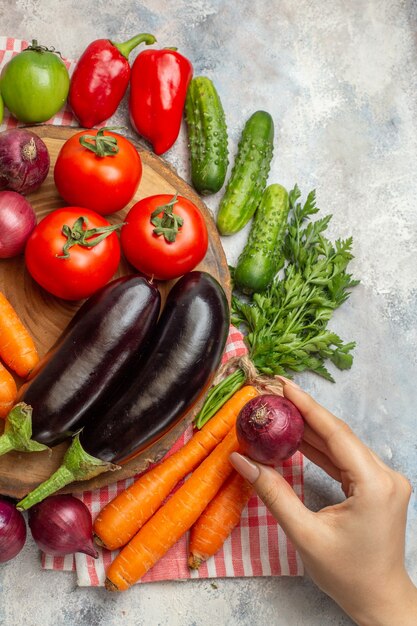 Frischgemüsezusammensetzung der Draufsicht auf weißer Schreibtischdiätfarbe reifer gesunder Lebensmahlzeitsalat