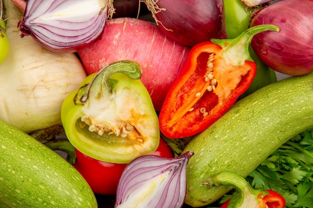 Frischgemüsezusammensetzung der Draufsicht mit Grüns auf weißem Tisch