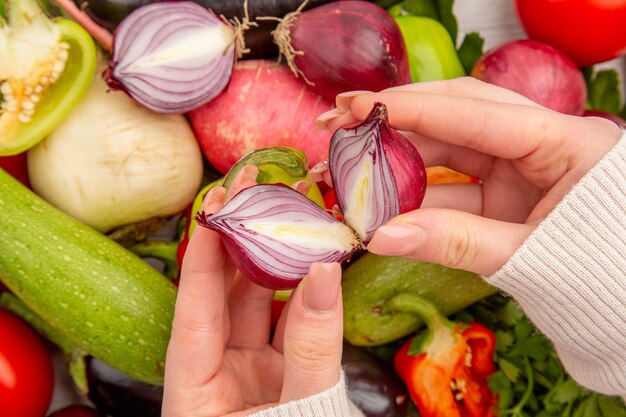 Frischgemüsezusammensetzung der Draufsicht mit Grüns innerhalb des Rahmens auf weißem Tisch