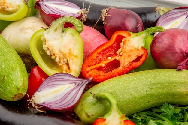 Frischgemüsezusammensetzung der Vorderansicht mit Gewürzen auf weißem Salat gesundes Lebenmahlzeit reifes Gemüsefotofarbe