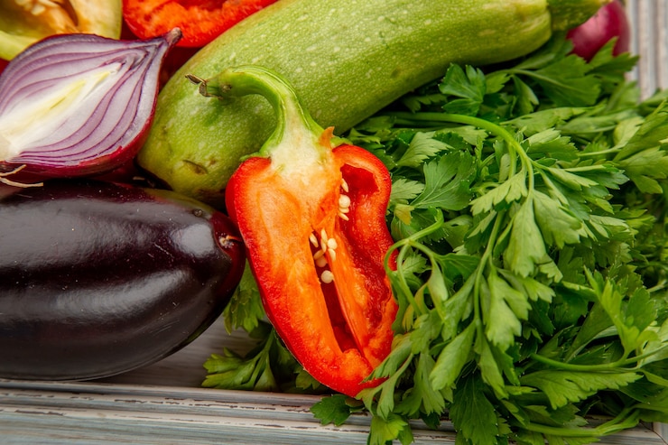 Kostenlose Foto frischgemüsezusammensetzung der vorderansicht mit grüns auf weißem salat gesundes lebenmahlzeit reifes gemüsefotofarbe