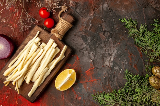 Frischkäse von oben auf Holzschreibtisch auf dunklem Hintergrund geschnitten