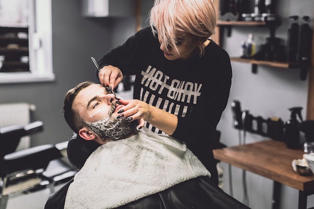 Kostenloses Foto friseur, der bart des mannes rasiert