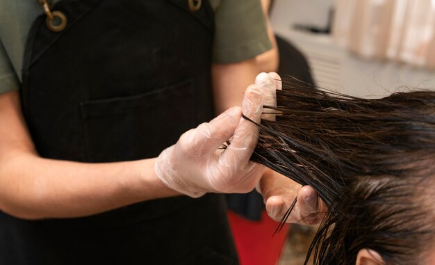 Friseur, der die Haare einer Frau wäscht