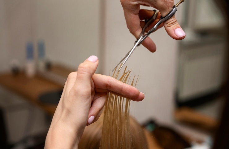 Kostenlose Foto friseur, der die haare eines kunden stylt