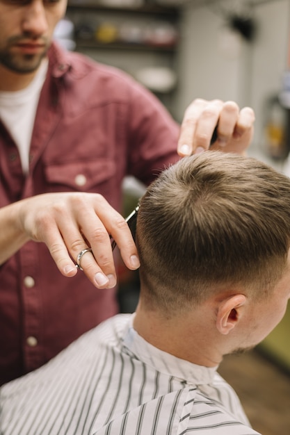 Friseur, der einem kunden einen haarschnitt gibt