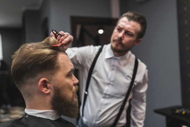 Friseur, der Haar des Kunden styling ist