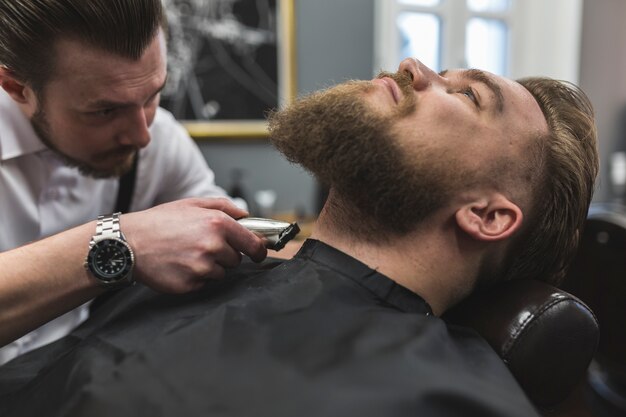 Friseur, der Hals des Kunden rasiert