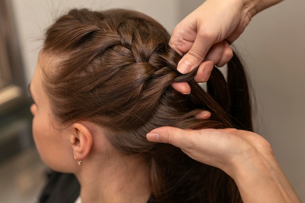 Friseur kümmert sich im Salon um die Haare eines Kunden