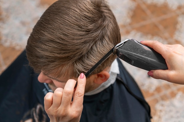 Friseur kümmert sich um die Haare eines Kunden