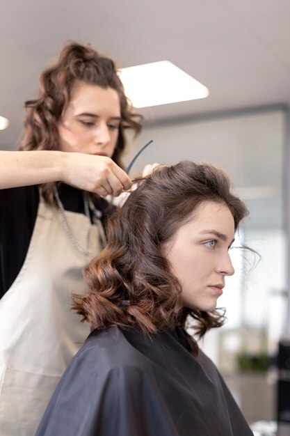 Friseur kümmert sich um ihren Kunden