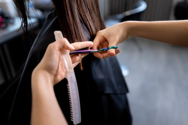 Friseur kümmert sich um ihren Kunden