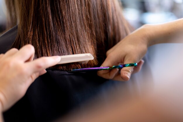 Friseur kümmert sich um ihren Kunden