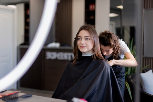 Friseur kümmert sich um ihren Kunden