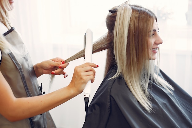Friseur macht Frisur für ihren Kunden