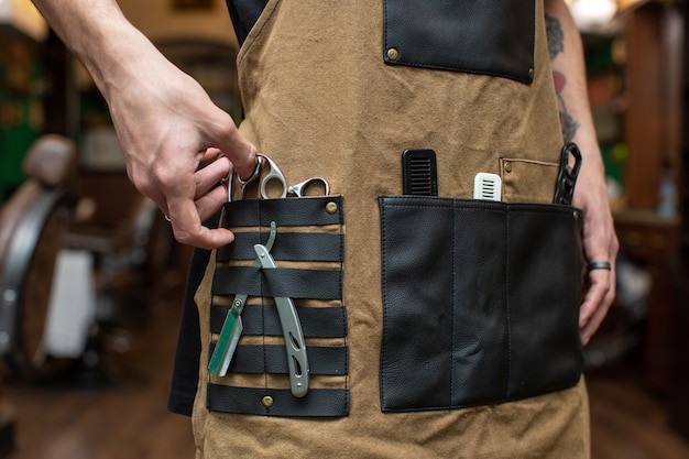 Friseur mit verschiedenen Werkzeugen in der Tasche