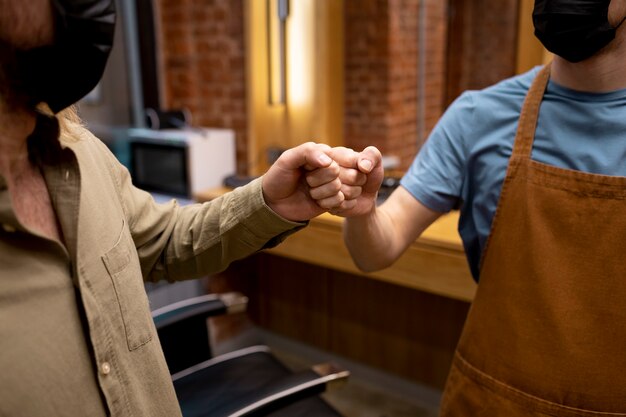 Friseur pflegt seinen Kunden