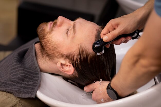 Friseur pflegt seinen Kunden