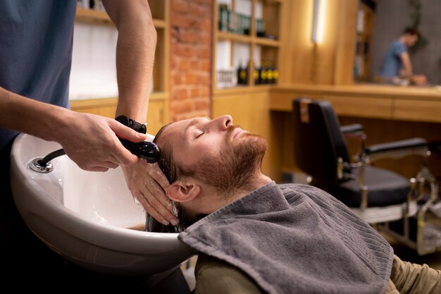 Friseur pflegt seinen Kunden