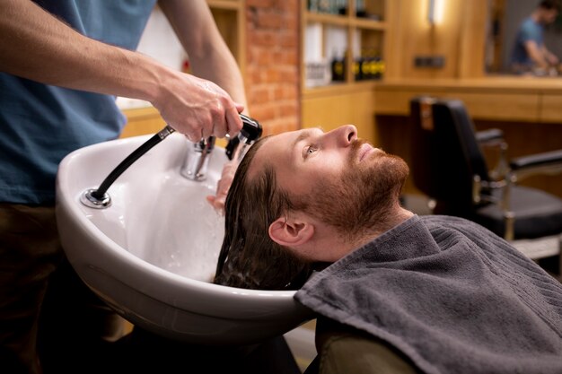 Friseur pflegt seinen Kunden