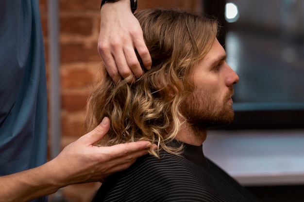 Friseur pflegt seinen kunden