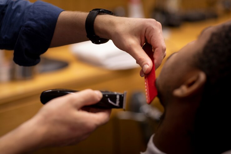 Kostenlose Foto friseur pflegt seinen kunden