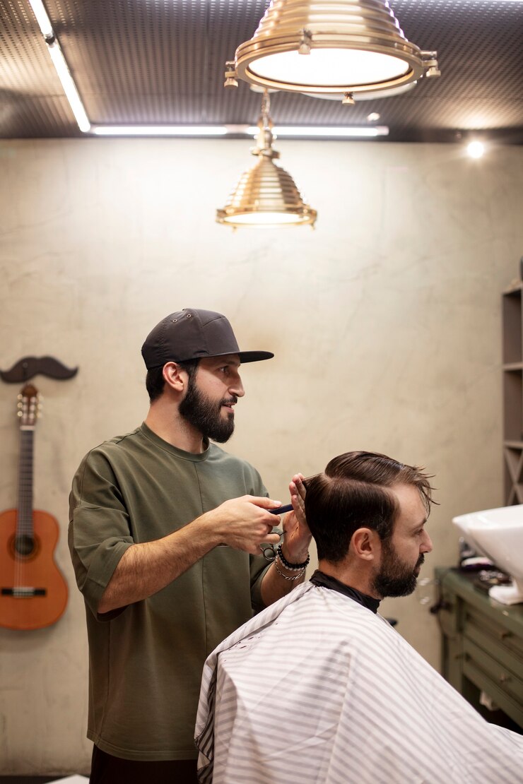Kostenlose Foto friseur schneidet einem mann die haare im friseurladen