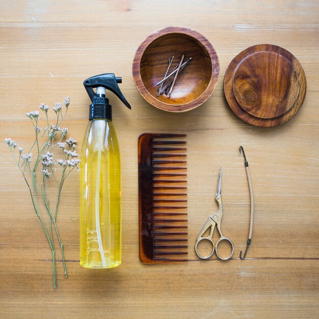 Friseurbedarf und Flasche mit Sprühpumpe