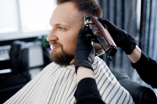 friseurfrau, die schnitt im friseursalon tut