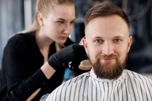 Friseursalon mit Kundenfriseur