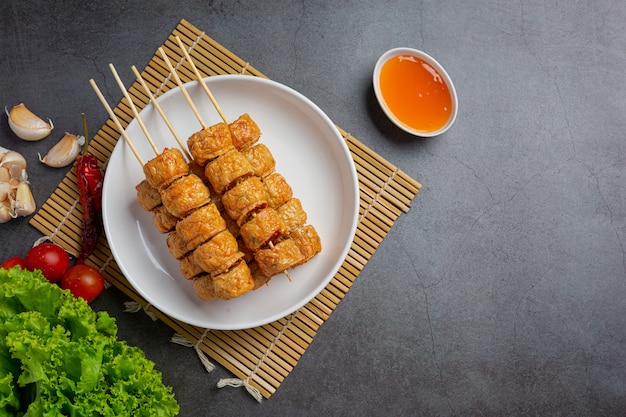 Frittierte fhicken Rolle auf der dunklen Oberfläche.