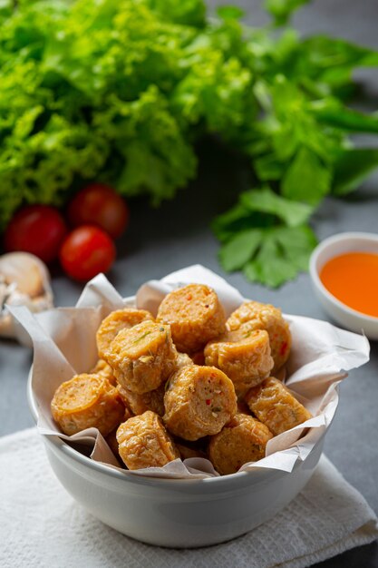 Frittierte fhicken Rolle auf der dunklen Oberfläche.