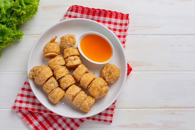 Frittierte fhicken Rolle auf der weißen Holzoberfläche.